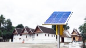 Nahaufnahme eines Mini-Solarmoduls, das auf die Zaunbeleuchtung montiert wurde, um die Sonnenenergie zu speichern und Strom zu erzeugen.