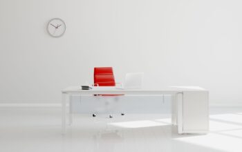 Sauberes Büro in weiß