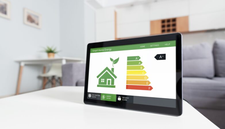 Mobile Energieeffizienz-App auf dem Bildschirm, Öko-Haus