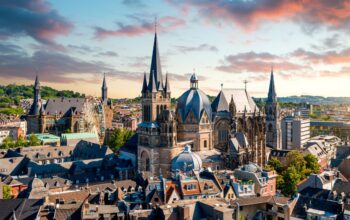 Blick auf den Aachener Dom und die Altstadt bei Sonnenuntergang – Angebote fuer Psychotherapie Aachen im regionalen Kontext