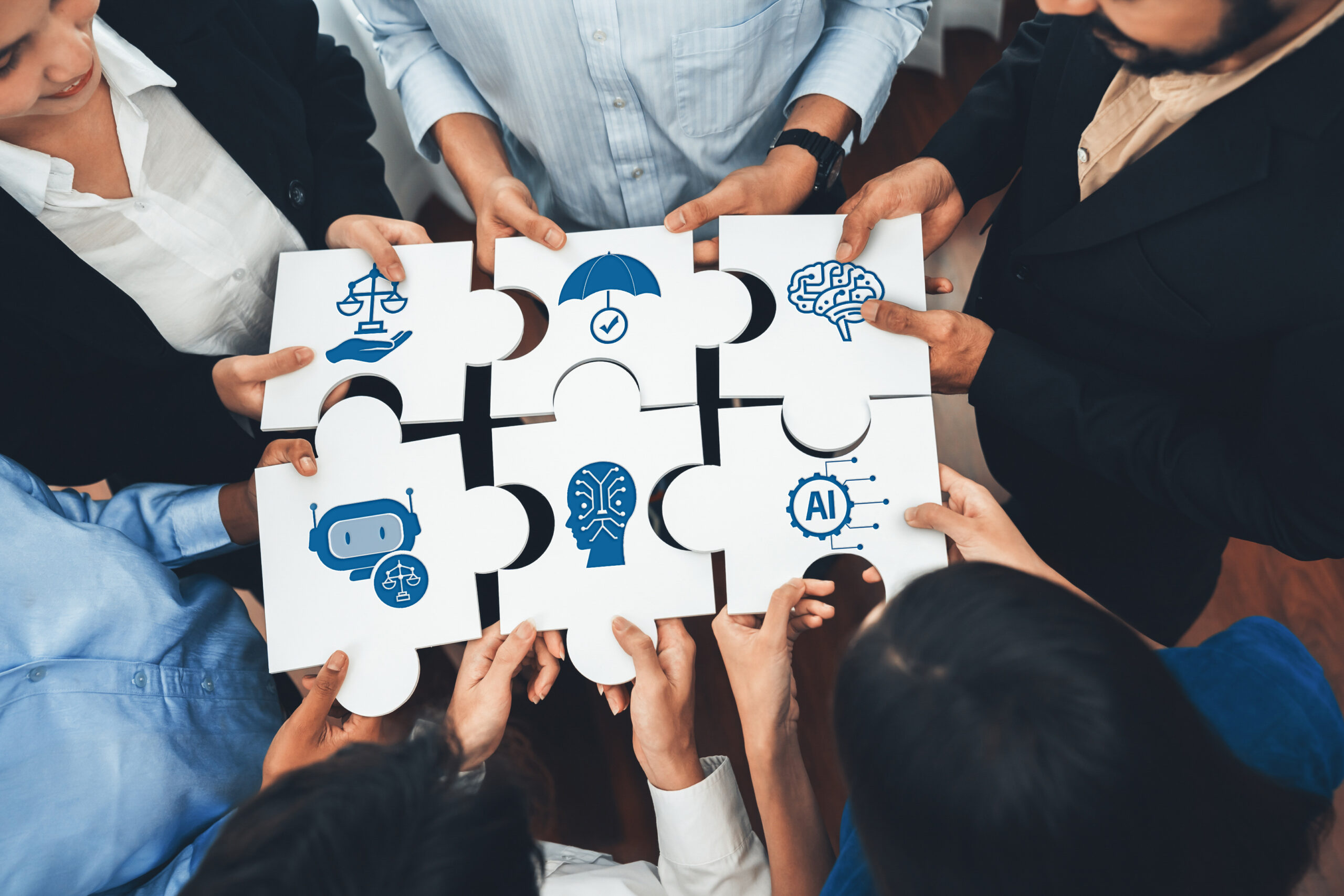 Team hält Puzzle mit Symbolen für KI-Lösungen, Entscheidungsfindung und Zeitmanagement