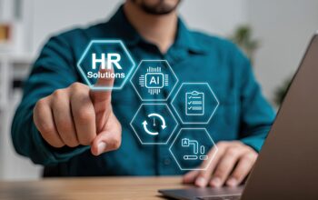 Geschäftsmann tippt auf digitales Interface mit HR Solutions, KI-Lösungen und Automatisierungssymbolen zur Prozessoptimierung im Unternehmen