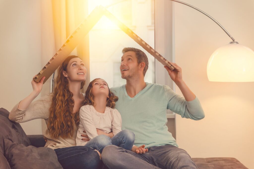 Junge Familie mit Kind symbolisiert Eigenheim und baufinanzierung in koeln