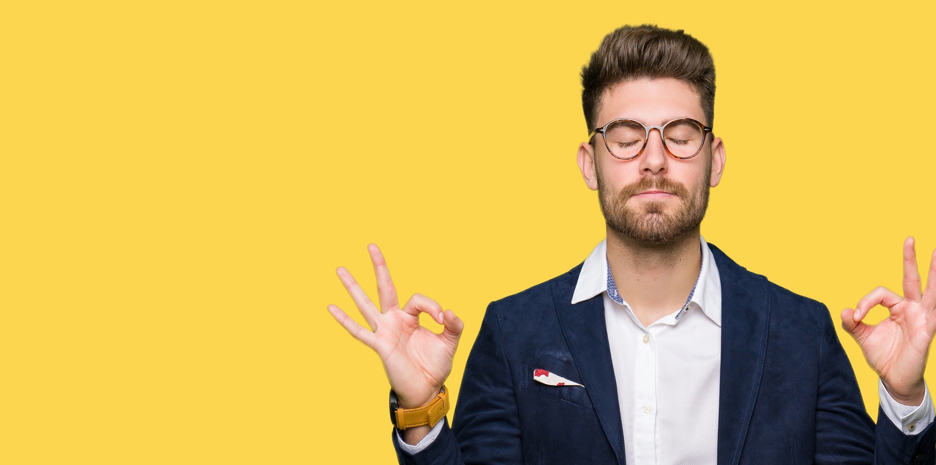 Mann in Businesskleidung bei Meditation | Gemüsesamen kaufen  