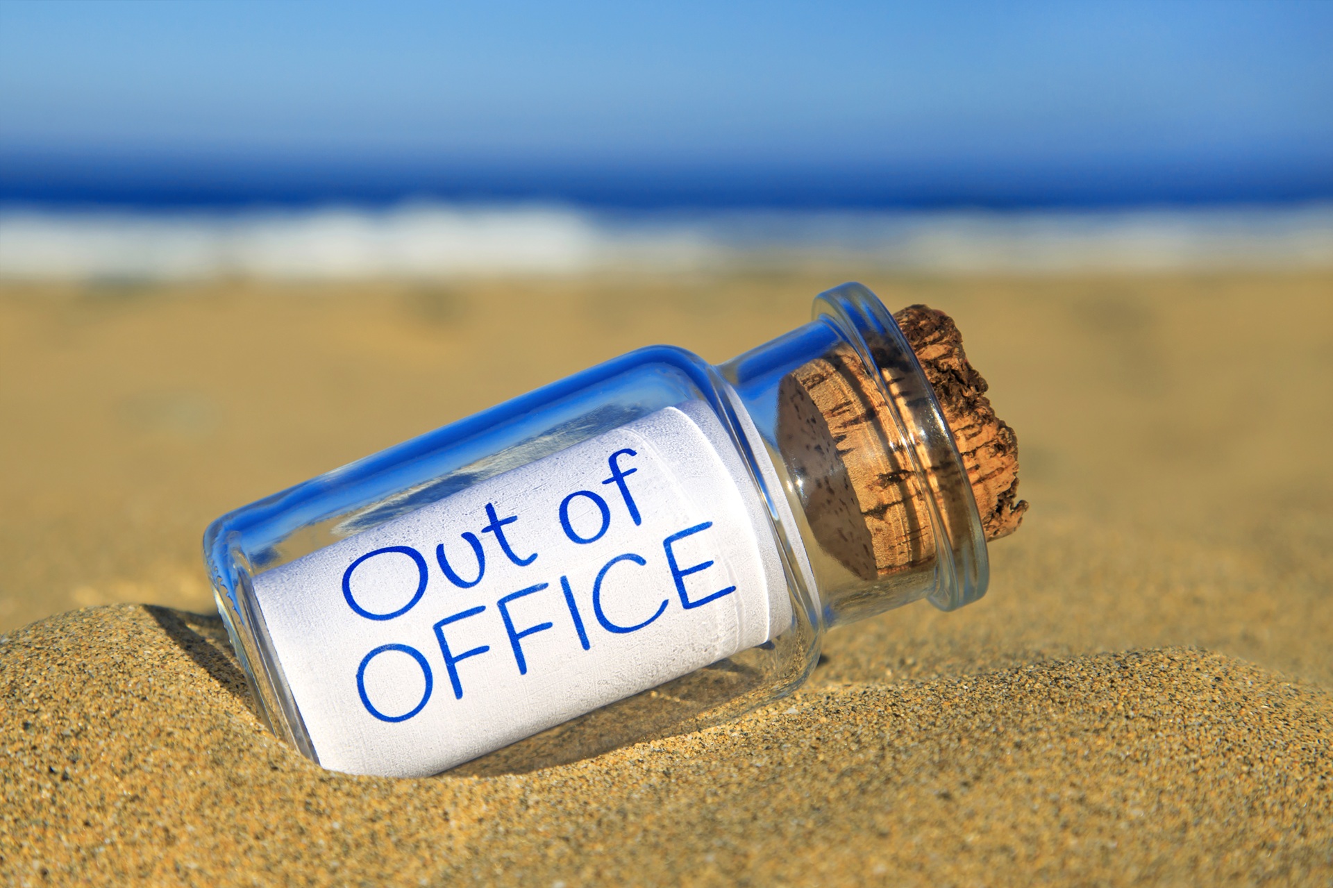 Out-of-Office-Glasflasche im Sand | Elfbar Elfa

