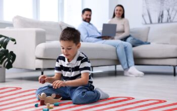 Warmes Wohnzimmer mit Fussbodenheizung und spielendem Kind