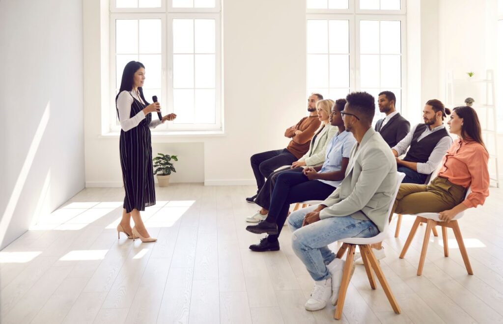 Seminargruppe mit Rednerin bei einer Schulung – typisches Setting fuer Ausbildung Trauerredner mit Praxisbezug.