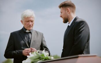 Zwei Personen halten sich die Haende – Symbol fuer Mitgefuehl, das in der Ausbildung Trauerredner eine zentrale Rolle spielt.