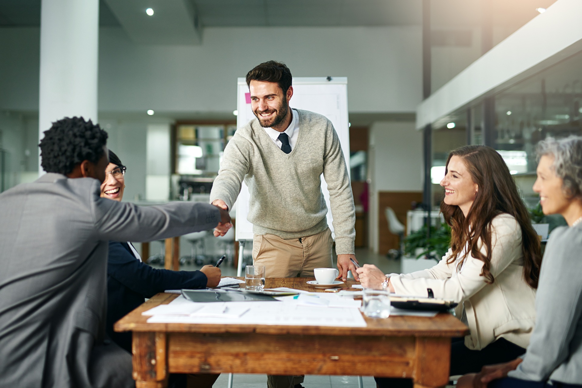 Geschaeftspartner begruessen sich nach erfolgreichem Investorengespraech | Firmenevent Location