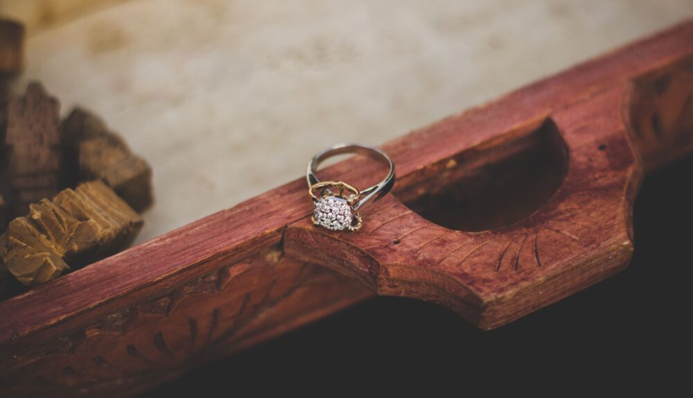 Vintage Ring auf antiker Holzschatulle – Symbol fuer die Einzigartigkeit und Geschichte von gebrauchtem Schmuck
