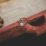 Vintage Ring auf antiker Holzschatulle – Symbol fuer die Einzigartigkeit und Geschichte von gebrauchtem Schmuck