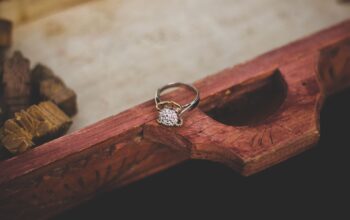 Vintage Ring auf antiker Holzschatulle – Symbol fuer die Einzigartigkeit und Geschichte von gebrauchtem Schmuck