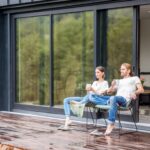 Modernes Wohnhaus mit offener Terrasse – inspirierende Atmosphaere fuer Bauprojekte mit Doppelstegplatten