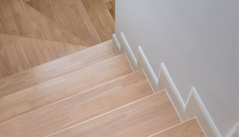 Helle Holztreppe mit klarer Linienführung, klassisches Beispiel für zeitloses Design beim Treppen kaufen