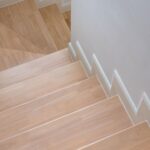 Helle Holztreppe mit klarer Linienführung, klassisches Beispiel für zeitloses Design beim Treppen kaufen