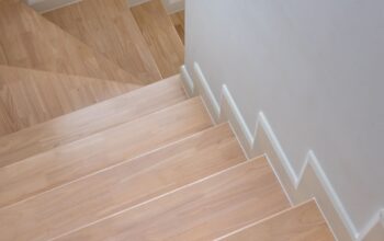 Helle Holztreppe mit klarer Linienführung, klassisches Beispiel für zeitloses Design beim Treppen kaufen