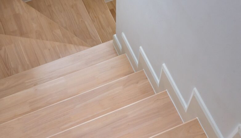 Helle Holztreppe mit klarer Linienführung, klassisches Beispiel für zeitloses Design beim Treppen kaufen