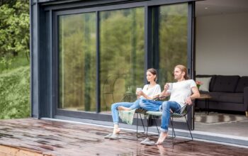 Modernes Wohnhaus mit offener Terrasse – inspirierende Atmosphaere fuer Bauprojekte mit Doppelstegplatten