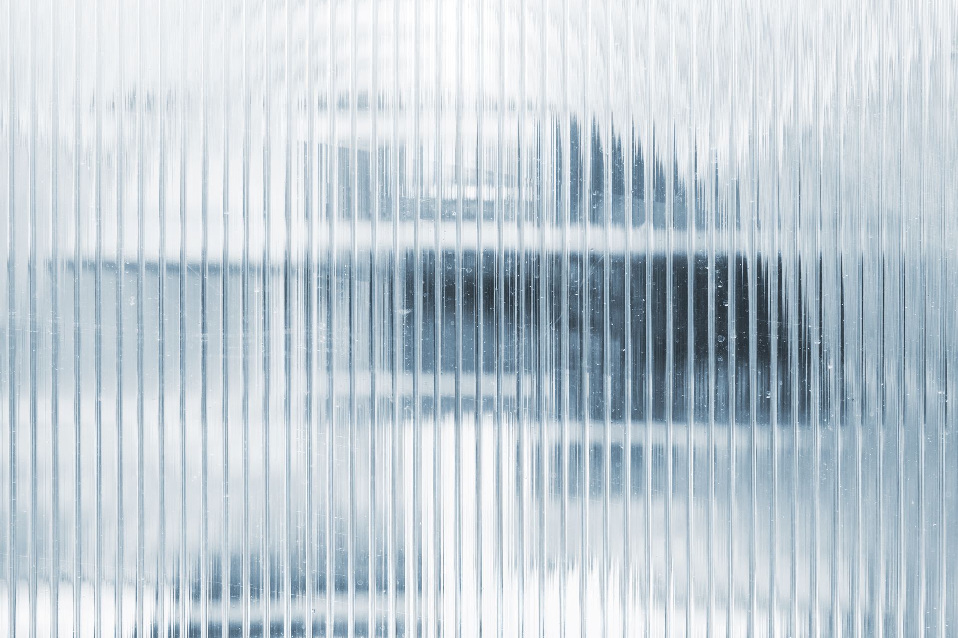 Transparente Struktur einer Doppelstegplatte – lichtdurchlaessiges Polycarbonat mit parallelen Stegen fuer optimale Isolation