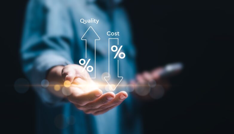 Hand mit Pfeilen für höhere Qualität und geringere Kosten | Entkalkungsanlage